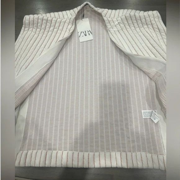 Zara Shirt and Animal Print Vest Leopard Knit
Vest with White Tee Size S - Picture 9 of 10